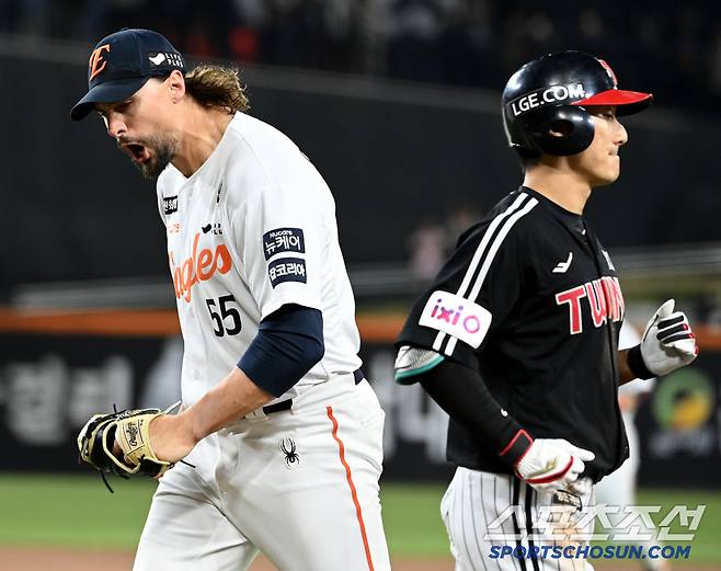 29일 대전한화생명볼파크에서 열린 LG와 한화의 경기, 6회초 2사 1루 한화 와이스가 LG 신민재를 땅볼로 처리한 후 환호하고 있다. 대전=허상욱 기자wook@sportschosun.com/2025.04.29/