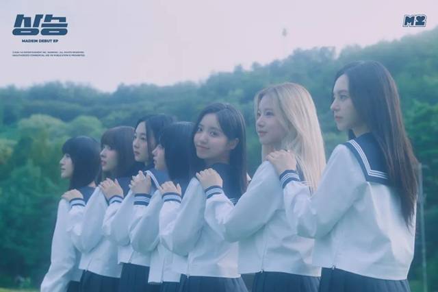 그룹 메이딘 출신 가은(왼쪽에서 세 번째)의 법률대리인 문효정 변호사는 29일 개최된 기자회견에서 "피해자는 최근 관할 경찰서에 143엔터테인먼트 대표 A 씨에 대한 고소장을 제출했다"고 설명했다. /143엔터테인먼트