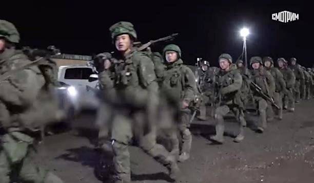 북한군이 군가를 부르며 이동하고 있는 모습. /X(옛 트위터)