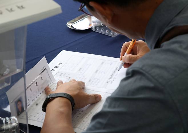 2024년 10월 17일 부산진구 부산시민공원 다솜관 일대에서 열린 '2024 부산 50+일자리박람회'에서 구직자들이 이력서를 작성하고 있다. /뉴스1