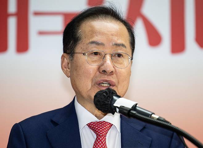 국민의힘 3차 경선에 진출하지 못한 홍준표 전 대구시장이 29일 오후 서울 여의도 자신의 캠프 사무실에서 소회를 밝히고 있다. 뉴스1