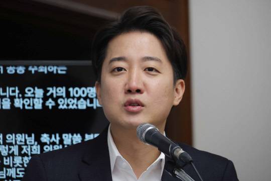 이준석 개혁신당 제21대 대선후보가 지난 4월28일 서울 여의도 국회 도서관에서 열린 '중국의 AI 굴기와 정책적 시사점'을 주제로 한 포럼에서 발언하고 있다.<연합뉴스 사진>