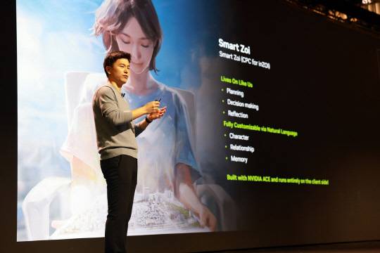 이강욱 크래프톤 딥러닝본부장이 올 1월 미국 라스베이거스에서 열린 'CES 2025'에서 엔비디아와의 협력 인공지능(AI) 기술 'CPC'를 발표하고 있다. 크래프톤 제공