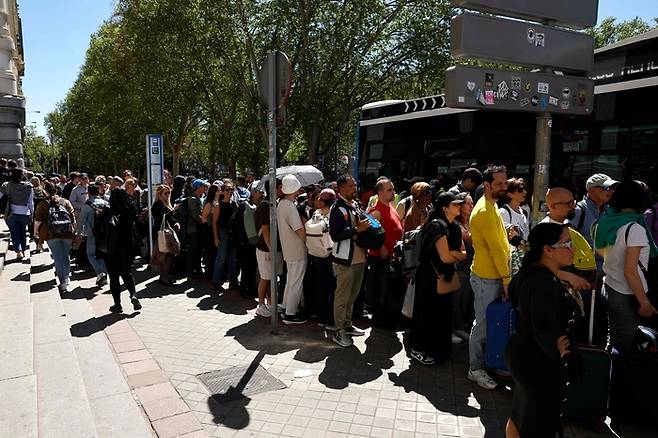 28일(현지 시각) 대규모 정전이 발생한 스페인 마드리드에서 사람들이 생필품을 사기 위해 줄을 선 모습. 사진=AFP 연합뉴스