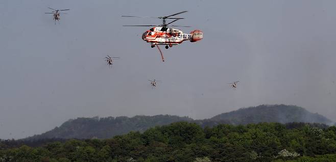 대구시 북구 함지산 산불 이틀째인 29일 오전 현장에 투입된 산불 진화 헬기가 주불 진화에 총력을 쏟고 있다. 뉴스1