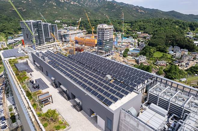 신성이엔지 과천 본사 옥상에 운영 중인 태양광발전소 전경. 신성이엔지 제공