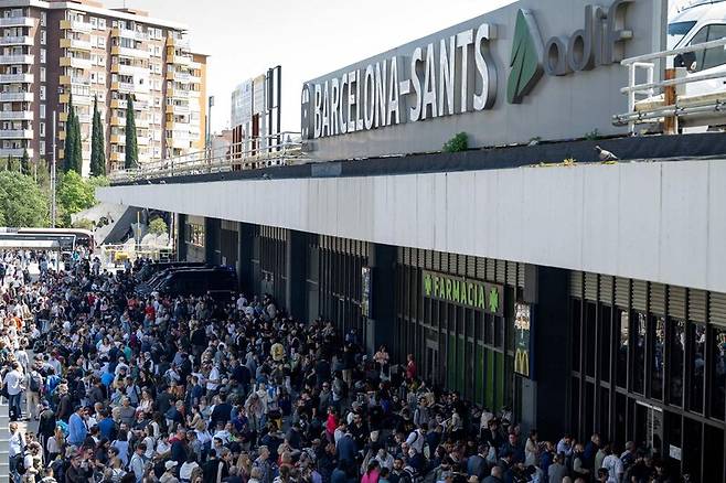 28일(현지시각) 스페인을 강타한 대규모 정전으로 카탈루냐 지역 라디오 방송사에 모인 사람들이 안내 방송을 듣고 있는 모습. AFP연합뉴스