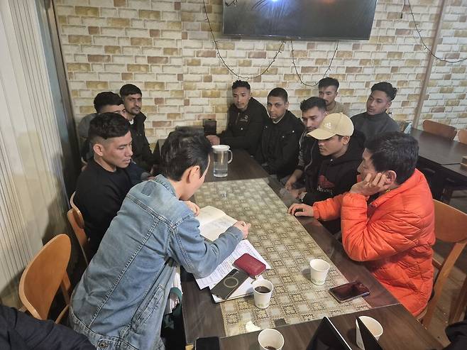 ㅇ축산 노동자 7명이 3월14일 광주에서 민주사회를 위한 변호사모임(민변) 변호사들과 면담하고 있다. 신다은 기자