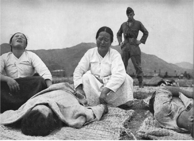 여순 사건때 가족을 잃고 오열하는 민간인들을 진압작전을 지휘한 미국 임시군사고문단원이 지켜보고 있다. 여수지역사회연구소 제공