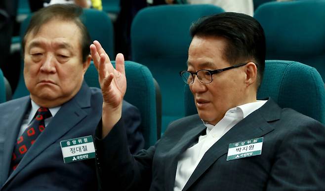 2017년 7월27일 정대철 당시 국민의당 고문(왼쪽)과 박지원 전 국민의당 대표가 국회도서관 대강당에서 열린 국민의당 제1차 중앙위원회에 참석해 논의하고 있다. 연합뉴스