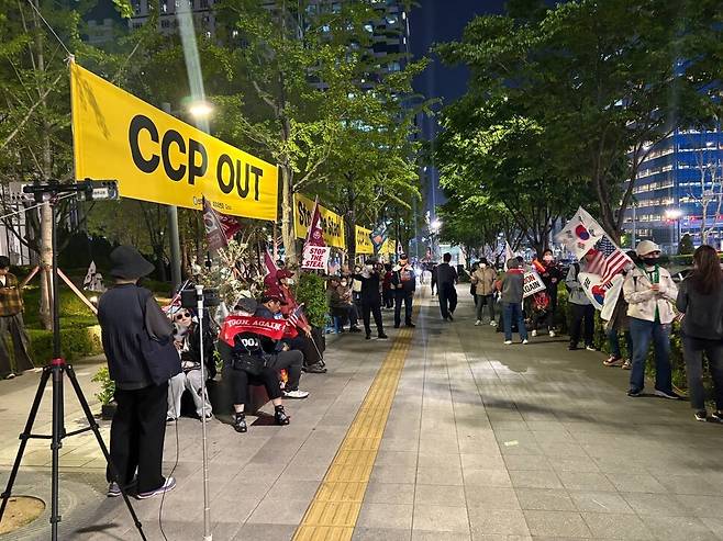 윤석열 전 대통령 지지자들이 29일 밤 8시께 서울 강남구 한 호텔 앞 인도에서 트럼프 미국 대통령의 장남 트럼프 주니어를 환영하는 집회를 열고 있다. 이나영 기자