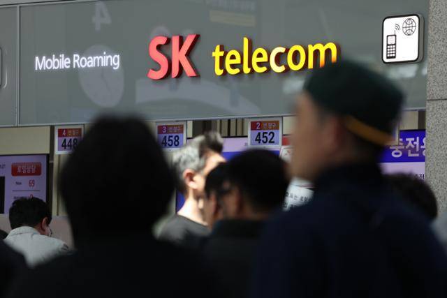 29일 인천국제공항 제1여객터미널 SK텔레콤 로밍센터에서 출국자들이 유심 교체을 위해 대기하고 있다. 뉴시스