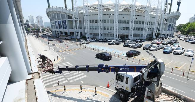 <yonhap photo-4459="">(창원=연합뉴스) 김동민 기자 = 29일 오후 경남 창원시 마산회원구 창원NC파크 야구장 주차장에서 관계자가 외장 마감재 '루버' 철거 작업을 하고 있다. 2025.4.29 image@yna.co.kr/2025-04-29 16:10:24/ <저작권자 ⓒ 1980-2025 ㈜연합뉴스. 무단 전재 재배포 금지, AI 학습 및 활용 금지></yonhap>