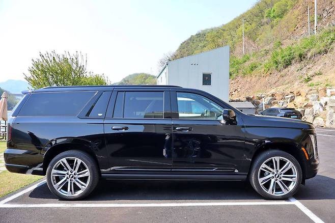 더 뉴 에스컬레이드 측면부 / 출처=IT동아