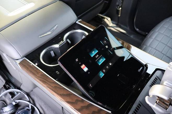 더 뉴 에스컬레이드 2열 커맨드 센터 / 출처=IT동아