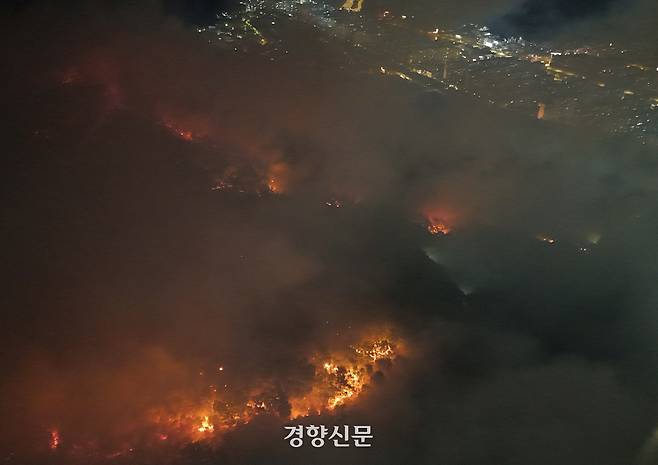대구 북구 노곡동 함지산에서 28일 발생한 산불이 야간에도 확산하고 있다. 2025.4.28 한수빈 기자