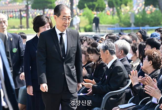 한덕수 대통령 권한대행이 25일 대전 유성구 국립대전현충원 현충광장에서 열린 제2회 순직의무군경의날 기념식에 참석하고 있다. 대통령실사진기자단