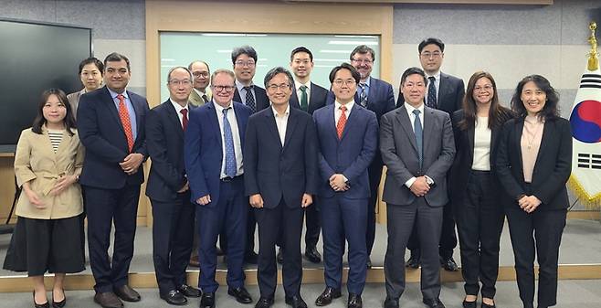 29일 특허청 서울사무소에서 열린 ‘미국 지재권 법학회 회원 간담회’ 에 참석한 서을수 특허심판원장(앞줄 왼쪽 다섯번째). 특허청