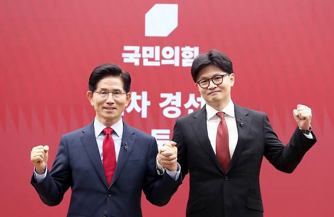 지난 23일 서울 여의도 국민의힘 중앙당사에서 열린 2차 경선 토론회 미디어데이에서 국민의힘 김문수, 한동훈, 대선 경선 후보가 맞수 토론 대상으로 지명을 한 후 기념 촬영하고 있다. 국회사진기자단