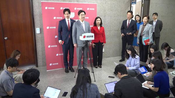 ▲권성동 국민의힘 원내대표가 29일 원내대표실 앞 백브리핑에서 국민의힘 후보가 한덕수 대통령권한대행과 단일화하는 것은 파면내각의 재탕이 아니냐는 질문에 민주당 대변인 같은 질문이라고 폄훼하고 있다. 사진=미디어오늘 영상 갈무리