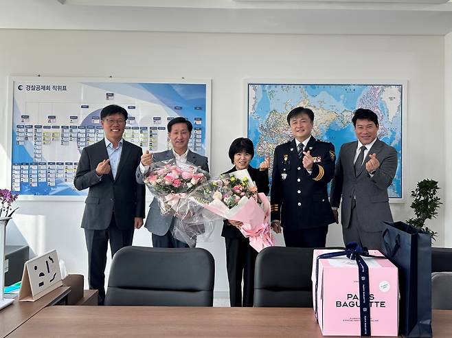 경찰공제회가 지난 28일 정년퇴직을 앞둔 경찰 영웅 고 심재호 경위의 아내 황옥주씨을 위한 차담회를 준비했다고 29일 밝혔다./사진= 서울마포경찰서 제공.