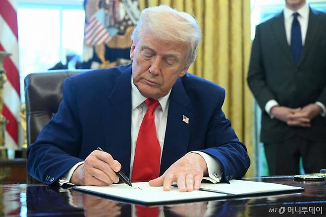 (워싱턴 AFP=뉴스1) 우동명 기자 = 도널드 트럼프 미국 대통령이 9일(현지시간) 워싱턴 백악관에서 국가 안보 차원에서 조선업의 재건을 도모하는 행정명령에 서명을 하고 있다. 2025.04.10 ⓒ AFP=뉴스1 Copyright (C) 뉴스1. All rights reserved. 무단 전재 및 재배포, AI학습 이용 금지. /사진=(워싱턴 AFP=뉴스1) 우동명 기자