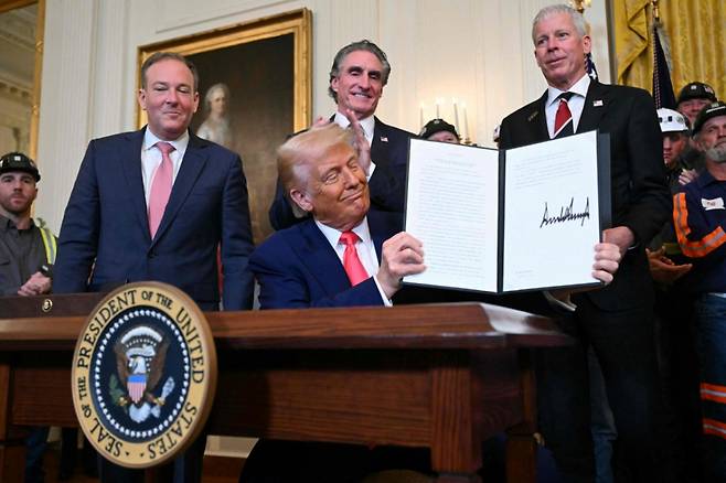 도널드 트럼프 미국 대통령이 지난 8일(현지시간) 워싱턴 백악관에서 열린 석탄 산업을 활성화하는 행정명령에 서명을 한 뒤 들어 보이고 있다. /AFPBBNews=뉴스1
