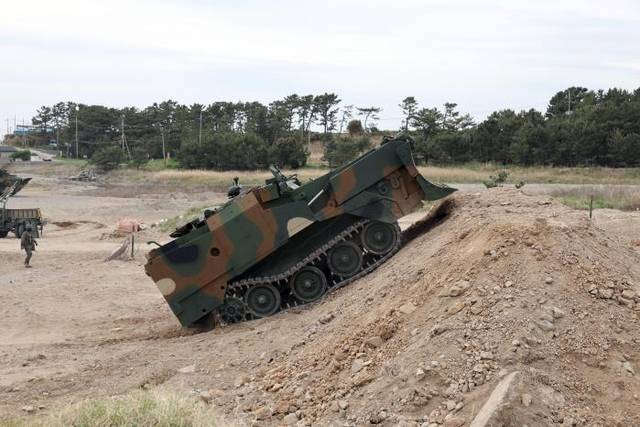 28일 경북 포항 독석리에서 진행된 올해 전반기 합동상륙훈련에서 전투장갑도저가 장애물을 개척하고 있다. 해병대 제공