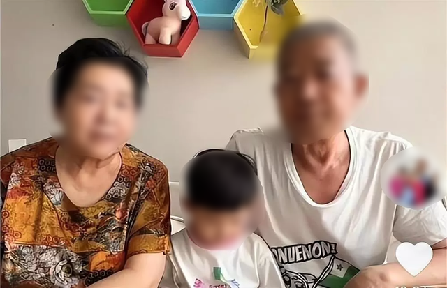 중국 산둥성에 거주하는 황웨이핑(74)씨와 티안신주(72·여)씨. 가운데는 둘의 자녀인 티안치(6·여). VGT TV