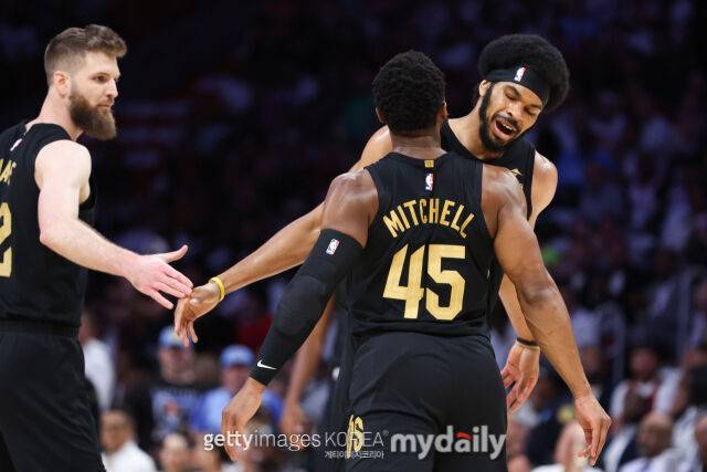 알렌(오른쪽 위)과 미첼(오른쪽 아래)이 29일 마이애미와 경기에서 득점 후 기쁨을 나누고 있다. /게티이미지코리아