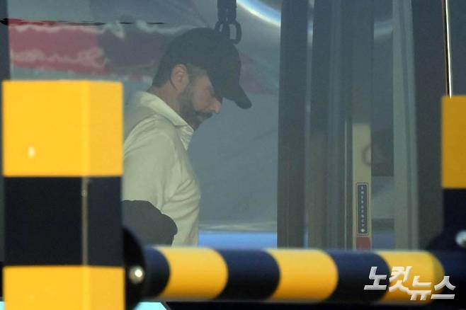 도널드 트럼프 미국 대통령의 장남 트럼프 주니어가 29일 오후 서울 강서구 서울김포비즈니스항공센터를 통해 입국하고 있다. 황진환 기자