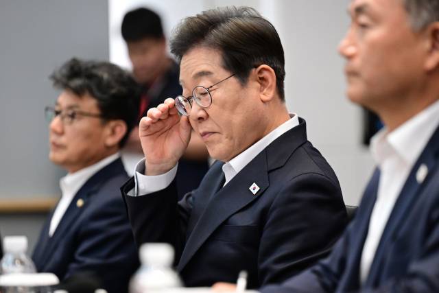 ▲더불어민주당 이재명 대선 후보가 28일 경기도 이천시 SK하이닉스 이천캠퍼스에서 열린 AI 메모리반도체 기업간담회에서 자료집을 살피고 있다. ⓒ연합뉴스