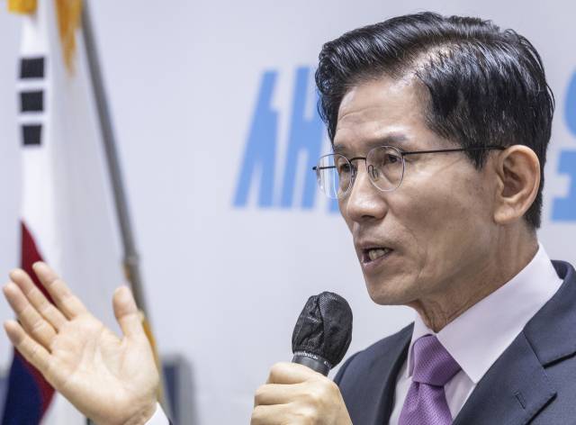 ▲김문수 국민의힘 대선 경선 후보가 지난 28일 서울 여의도 자신의 캠프 사무실에서 가진 정책공약 발표 기자회견에서 수출 5대 강국 공약을 발표하고 있다. ⓒ연합뉴스