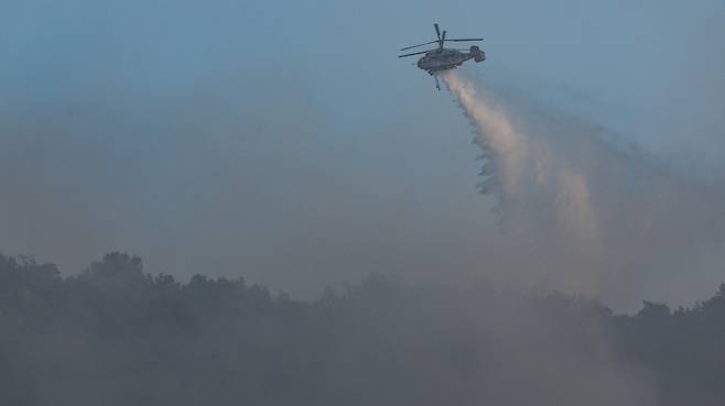 대구 대형 산불 발생 이틀째인 29일 오전 대구 북구 산불 현장에서 헬기가 물을 투하하고 있다. 연합뉴스