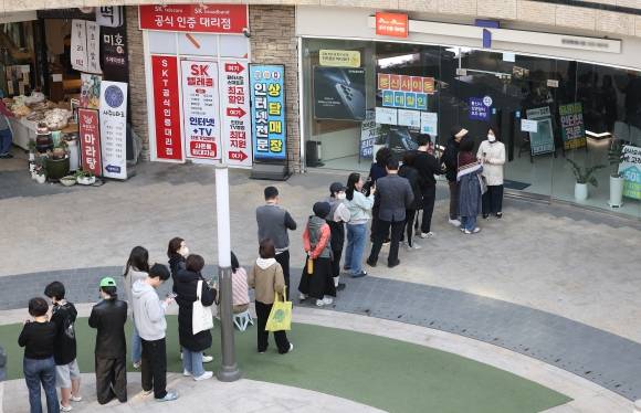 SKT 대리점 문 열기도 전에 모인 시민들 - 가입자 유심(USIM) 정보를 탈취당한 SK텔레콤이 유심 무료교체 서비스를 시작한 지 이틀째인 29일 서울 시내 한 SKT 대리점에 시민들이 줄을 서서 교체를 기다리고 있다. 2025.4.29 연합뉴스