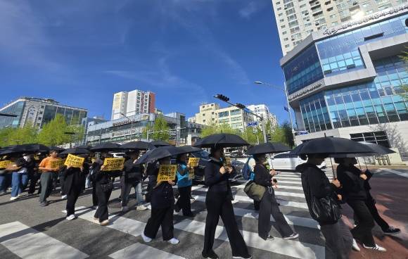 인천 특수교사 사망과 관련해 ‘인천 특수교사 사망 진상규명을 위한 비상대책위원회’ 회원들이 시위를 벌이고 있다. 비대위 제공