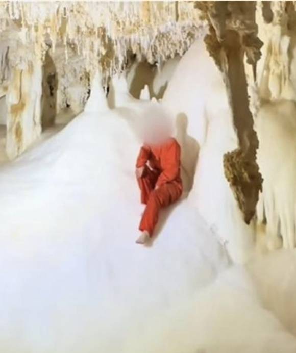 중국 구이저우성 다오전현에서 최근 발견돼 외부에 알려진 동굴 내부에서 투자유치를 위한 조사를 진행하던 한 여성이 맨발로 지층을 밟은 채 사진을 찍고 있다. 이 동굴은 4억 8000만년 전 형성된 지층으로 이뤄졌다. 자료 : 베이징완보