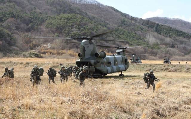 육군 2신속대응사단 장병들이 ‘2023 을지 자유의 방패(UFS)/ 타이거(TIGER) 연습’의 일환으로 대규모 공정·공중강습훈련을 실시하고 있다. 사진 제공=육군