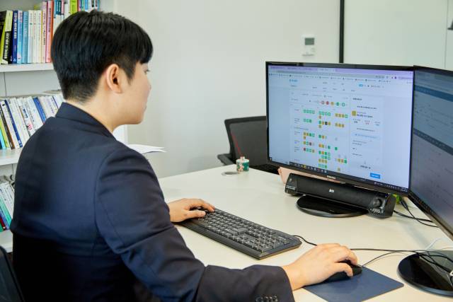 권기성 프리윌린 대표가 제품에 대한 피드백을 반영해 제품 설계를 하고 있다. 사진 제공=프리윌린