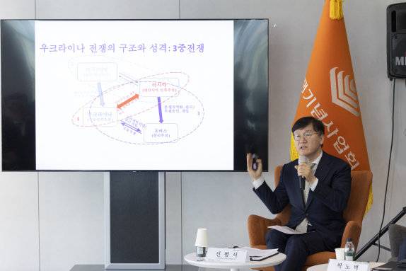 제8회 KWO 나지포럼의 주제발표를 맡은 신범식 서울대 정치외교학부 교수. 홍중식 기자