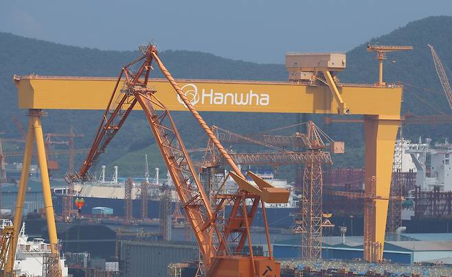 산업은행은 최근 보유 중인 한화오션 지분 일부 매각을 위한 수요예측 작업에 착수했다. 사진은 경남 거제에 위치한 한화오션 거제조선소 ⓒ연합뉴스