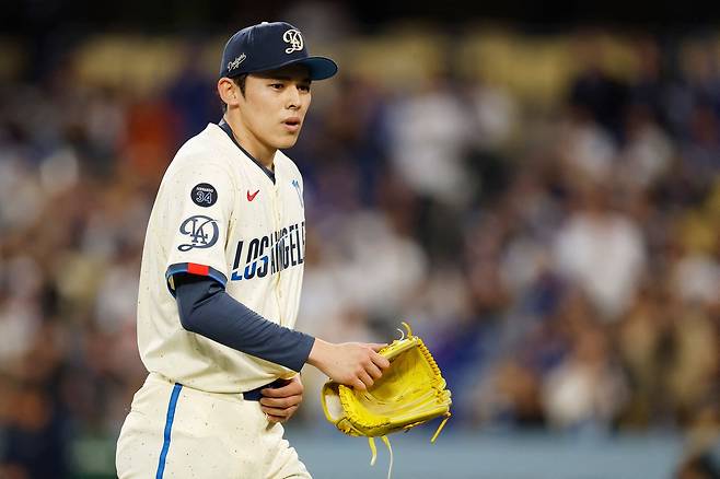 LA 다저스 사사키 로키가 27일 피츠버그전에서 6회초 마운드에서 물러나고 있다. AFP연합뉴스