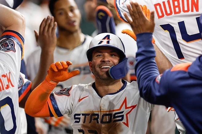 휴스턴 호세 알투베가 29일 디트로이트전에서 6회말 투런 홈런을 치고 덕아웃으로 들어온 뒤 동료들의 축하를 받고 있다. AFP연합뉴스