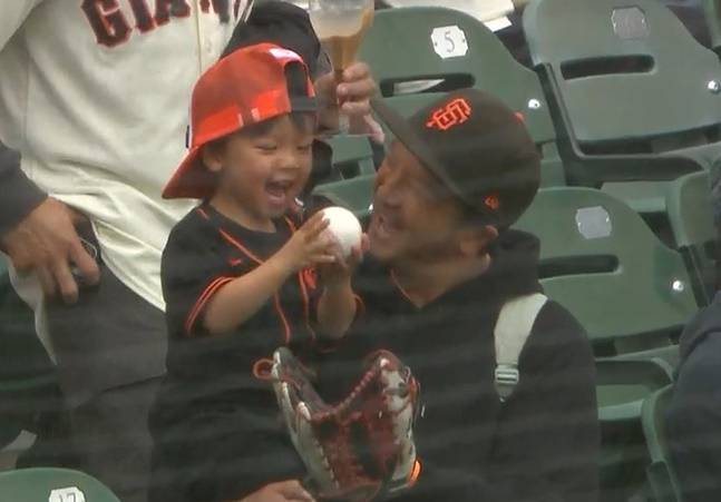 이정후가 선물한 공을 받은 어린이 팬이 기뻐하고 있다. /사진=MLB.com 갈무리