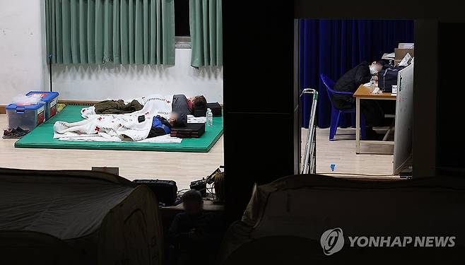 고단한 밤 (대구=연합뉴스) 윤관식 기자 = 대구 대형 산불 발생 이틀째인 29일 오전 대구 북구 동변중학교 강당에 설치된 대피소에서 주민과 공무원 등이 휴식을 취하고 있다. 2025.4.29 psik@yna.co.kr