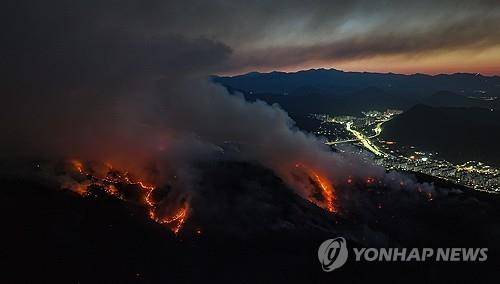 하늘도 불태울 듯이 (대구=연합뉴스) 윤관식 기자 = 대구 대형 산불 발생 이틀째인 29일 동이 트는 가운데 대구 북구 함지산이 불타고 있다. 2025.4.29 psik@yna.co.kr