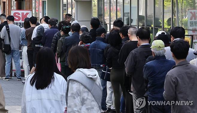 SKT, 유심 교체 기다리는 시민들 (서울=연합뉴스) 이진욱 기자 = 가입자 유심(USIM) 정보를 탈취당한 SK텔레콤이 유심 무료교체 서비스를 시작한 지난 28일 서울 시내 한 SKT 대리점에서 시민들이 유심 교체를 위해 줄을 서 차례를 기다리고 있다. 2025.4.29 cityboy@yna.co.kr