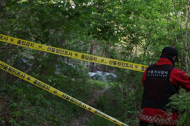 산불 최초 발화 추정지 보존 조치 (대구=연합뉴스) 박세진 기자 = 29일 대구 북구 노곡동 함지산 산불 최초 발화 추정지 일대에서 한국산불방지기술협회 관계자가 통제선을 설치하고 있다. 2025.4.29 psjpsj@yna.co.kr