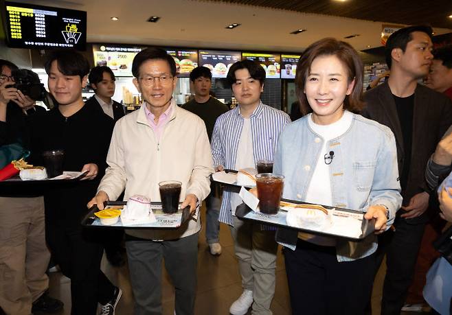지난 12일 서울 동작구 중앙대학교 내 패스트푸드 음식점에서 김문수 국민의힘 대통령 선거 경선 후보(왼쪽)와 나경원 국민의힘 의원이 청년 간담회에 참석하는 모습.(사진=연합뉴스)