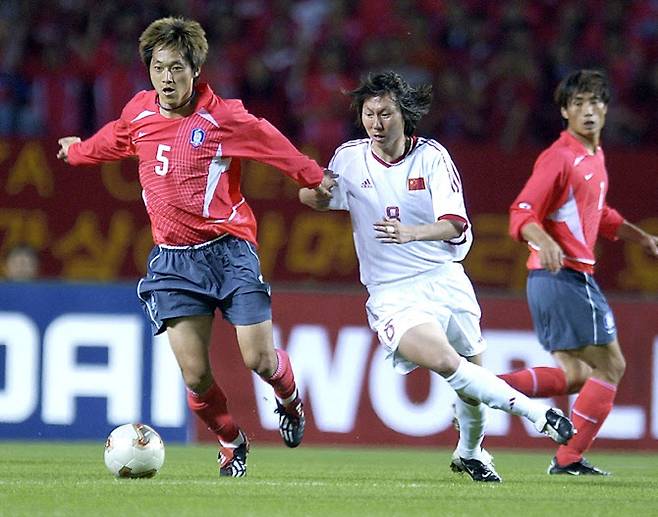 현역 시절 중국 국가대표로 한국과 경기하는 리톄(오른쪽) 전 감독. 사진=AFPBB NEWS